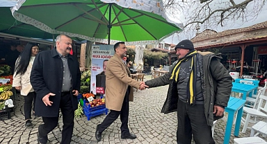 Parti gözetmeksizin ellerini sıkıyorlar !