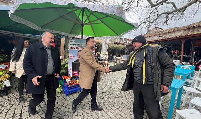 Parti gözetmeksizin ellerini sıkıyorlar !