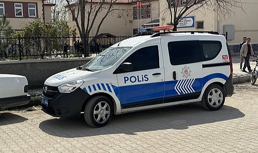 Sandık görevlisi çıkan tartışmada muhtarı bıçakla yaraladı
