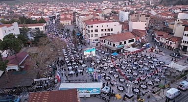 Sındırgı'da 10 bin kişilik iftar verildi