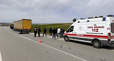 Tır dorsesine çarpan motosikletin sürücüsü hayatını kaybetti