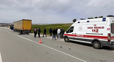 Tır dorsesine çarpan motosikletin sürücüsü hayatını kaybetti