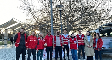 Türk Kızılay Konak Şubesinden İftar Kumanya Dağıtımı