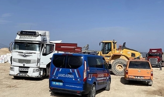 Üzerine mermer bloğu düşen tır sürücüsü öldü