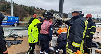 Yön levhasının direğine çarpan otomobilin sürücüsü öldü