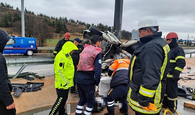 Yön levhasının direğine çarpan otomobilin sürücüsü öldü