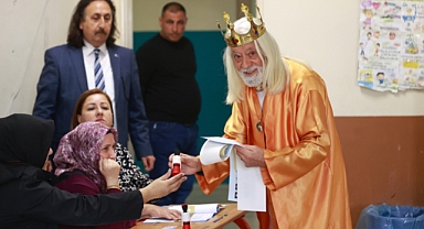 Yöresel kıyafet ve kral kostümüyle oy kullandılar