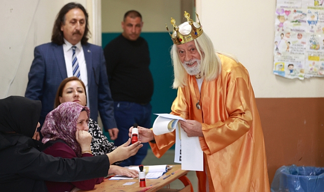 Yöresel kıyafet ve kral kostümüyle oy kullandılar