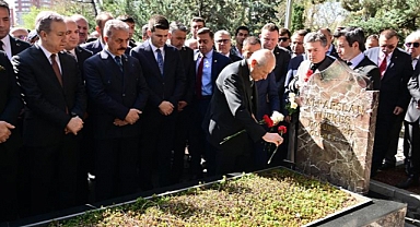 Bahçeli, Alparslan Türkeş'in kabrini ziyaret etti