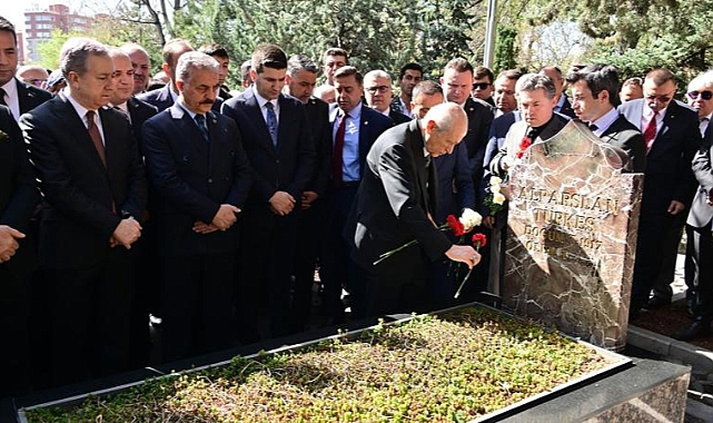 Bahçeli, Alparslan Türkeş'in kabrini ziyaret etti