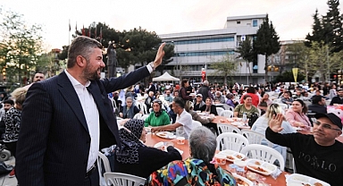 Başkan Görkem Duman Bucalılarla aynı sofrada