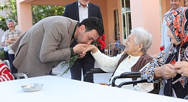 Başkan Önal, bayramın ilk gününde ilçe sakinleriyle buluştu
