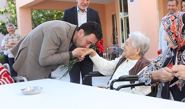 Başkan Önal, bayramın ilk gününde ilçe sakinleriyle buluştu