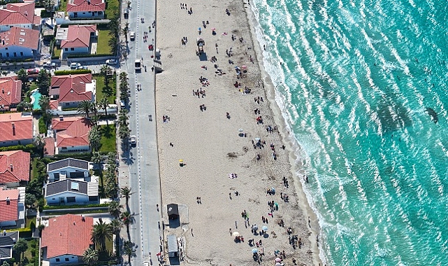 Çeşme'de deniz sezonu erken açıldı