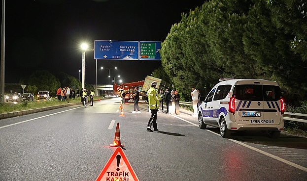 Denizli'de tırın çarptığı otomobildeki 1 kişi öldü, 5 kişi yaralandı