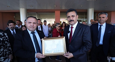 Dikili Belediye Başkanı Adil Kırgöz Mazbatasını Aldı