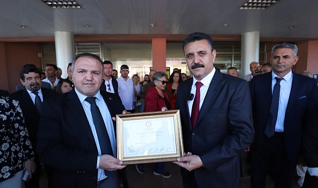 Dikili Belediye Başkanı Adil Kırgöz Mazbatasını Aldı