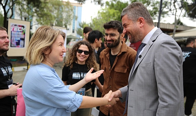 Duman, mezun olduğu üniversitede gençlerle bir araya geldi