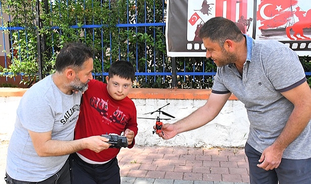Helikopterleri ağaçta asılı kalan çocukların imdadına belediye koştu