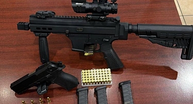 İzmir'de evde biri uzun namlulu tam otomatik iki silah ele geçirildi