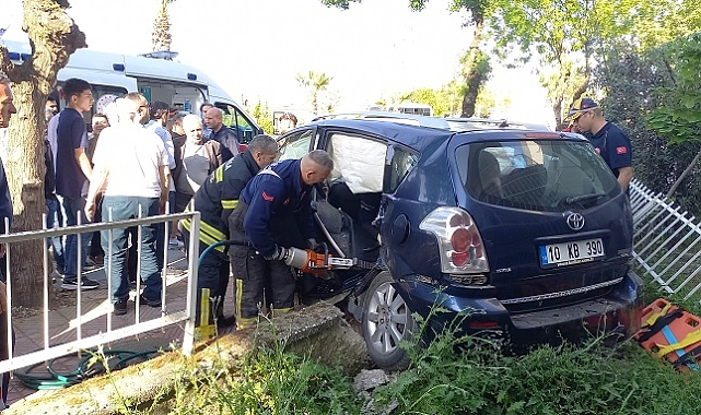 Manisa'da iki otomobil çarpıştı, 7 kişi yaralandı