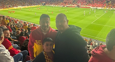 Mazbatayı Aldı Tribüne Koştu