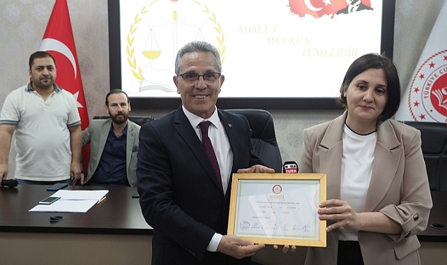 Nazilli Belediye Başkanı Ertuğrul Tetik, mazbatasını aldı