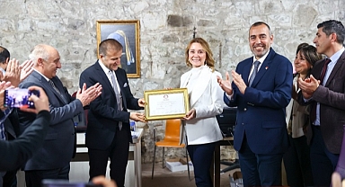 Nilüfer Çınarlı Mutlu mazbatasını aldı