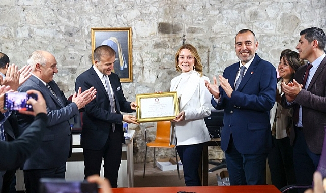 Nilüfer Çınarlı Mutlu mazbatasını aldı
