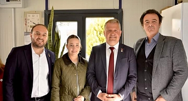 Oğlu Urla’da Belediye Başkanı, babası ise mahallenin muhtarı