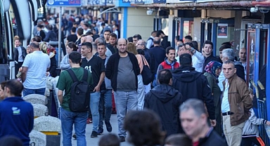 Otogar ve havalimanlarında bayram tatili yoğunluğu