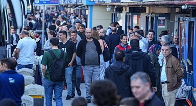 Otogar ve havalimanlarında bayram tatili yoğunluğu