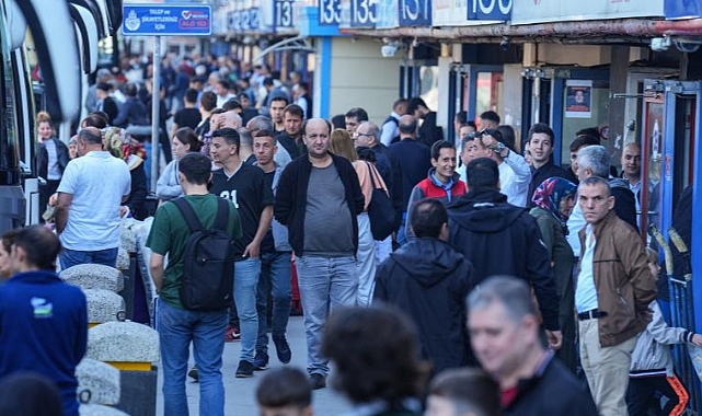 Otogar ve havalimanlarında bayram tatili yoğunluğu