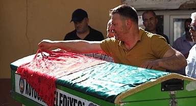 Trafik kazasında hayatını kaybeden kadın son yolculuğuna uğurlandı