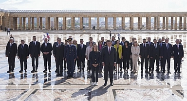 Tugay ve beraberindeki heyet, Anıtkabir'i ziyaret etti