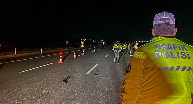 Uşak'ta iki otomobilin çarptığı yaya öldü