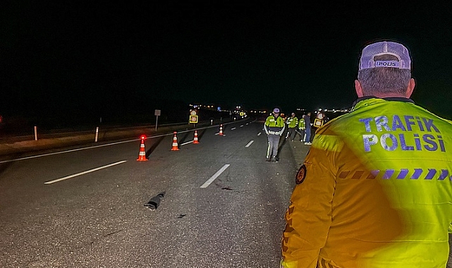 Uşak'ta iki otomobilin çarptığı yaya öldü