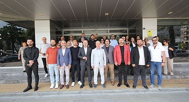 AK Parti Karşıyaka'dan belediye önünde basın açıklaması