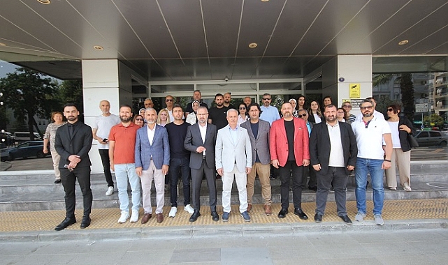 AK Parti Karşıyaka'dan belediye önünde basın açıklaması