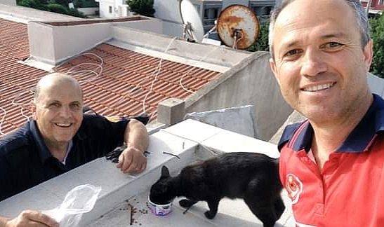 Bacaya düşen kedi yavrusunu kurtardılar