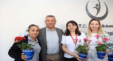 Başkan Günay hemşirelere sardunya dağıttı