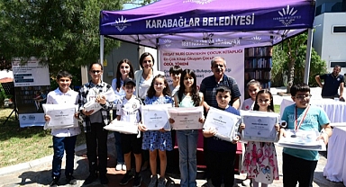 Başkan Kınay , Çocukların kitaplarını imzaladı