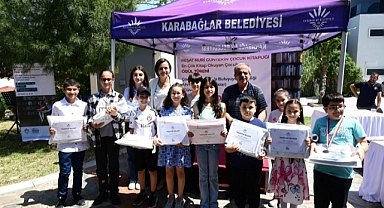 Başkan Kınay , Çocukların kitaplarını imzaladı