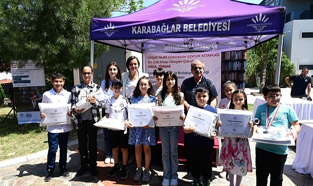 Başkan Kınay , Çocukların kitaplarını imzaladı