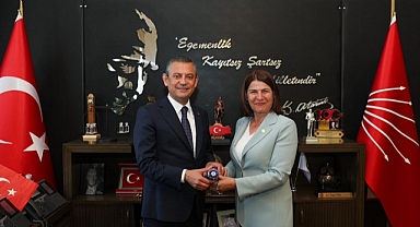 Başkan Saniye Fıçı CHP Genel Başkanı Özgür Özel'i makamında ziyaret etti