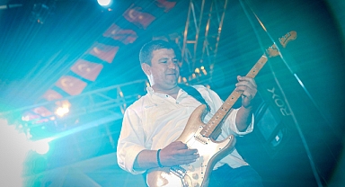 Belediye başkanı sahnede gitar çaldı