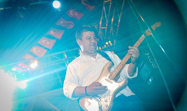 Belediye başkanı sahnede gitar çaldı
