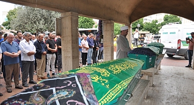 Bıçakla öldürülen 3 kişinin cenazesi toprağa verildi