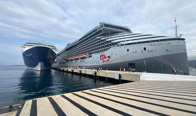 Bodrum aynı anda 2 yolcu gemisini ağırladı