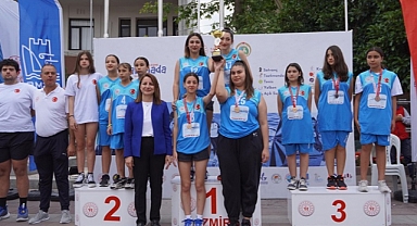 Efes Selçuklu Sporcular Madalya Ve Kupalarla Döndüler